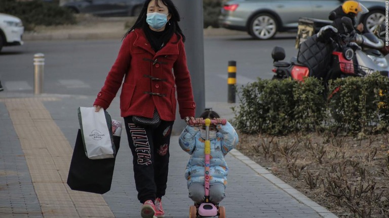 中国の出生数が５年連続で減少し、建国史上最少の記録を更新した/Wu Hong/EPA-EFE/Shutterstock