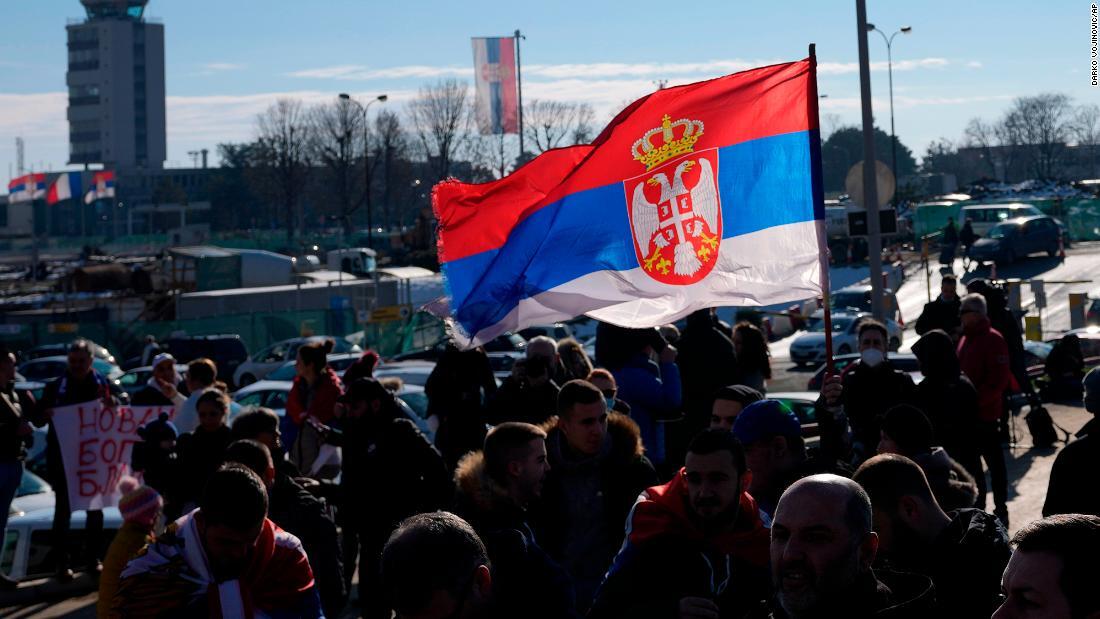 セルビア国旗を振ってジョコビッチ選手を迎えるファン/Darko Vojinovic/AP