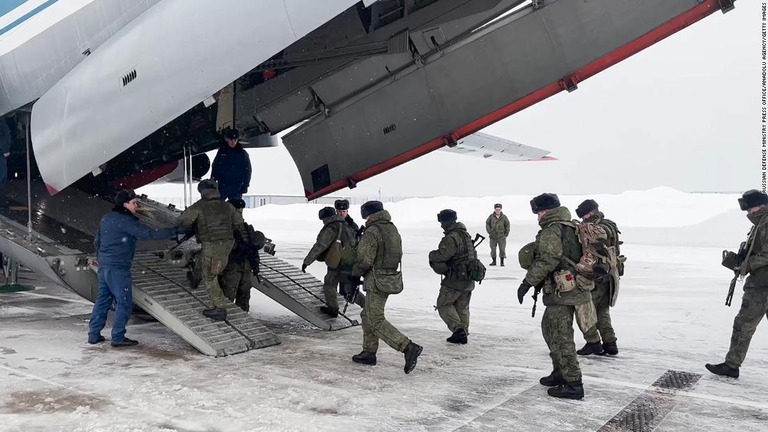 モスクワ郊外の飛行場で、カザフスタン行きの軍用機に乗り込むロシアの兵士たち/Russian Defense Ministry Press Office/Anadolu Agency/Getty Images