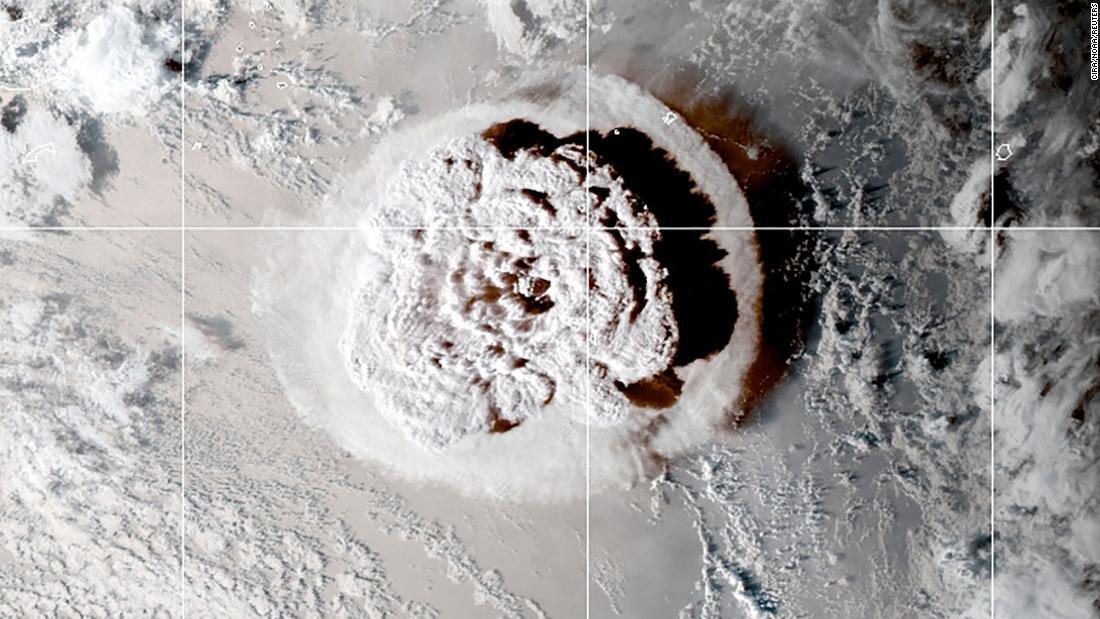 トンガ沖の海底火山噴火を写した衛星画像＝１５日/CIRA/NOAA/Reuters