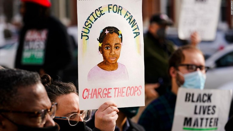 ファンタ・ビリティーさんの似顔絵を持ち抗議を行う人々＝１３日、米ペンシルベニア州デラウェア郡メディアの裁判所外/Matt Rourke/AP