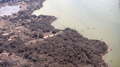 島全体を覆う火山灰、住宅壊滅の離島も　被害状況確認できず　トンガ噴火
