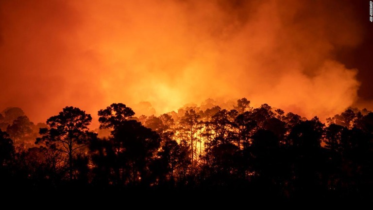テキサス州中部で山火事が発生し、住民が一時避難を余儀なくされた　/Jay Janner/AP