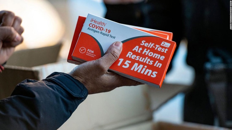米マサチューセッツ州チェルシーで昨年配布された新型コロナウイルスの迅速検査キット/Joseph Prezioso/AFP/Getty Images