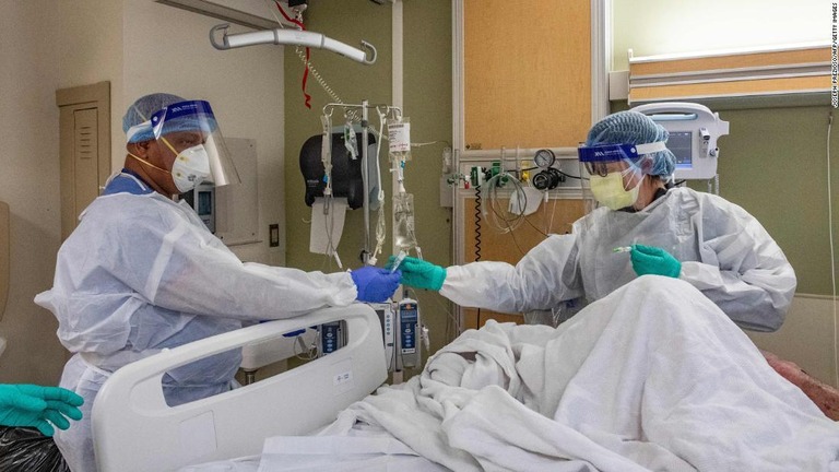 米マサチューセッツ州の病院のコロナ病棟で患者を治療する医療従事者/Joseph Prezioso/AFP/Getty Images