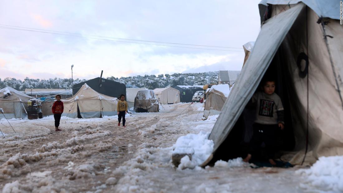 雪の中を歩く子どもたち＝１８日、シリア・アフリンのキャンプ/Ghaith Alsayed/AP