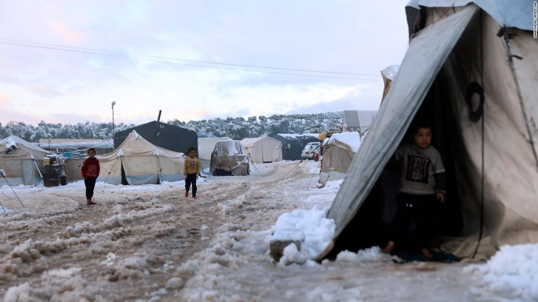 雪の中を歩く子どもたち=18日、シリア・アフリンのキャンプ/Ghaith Alsayed/AP