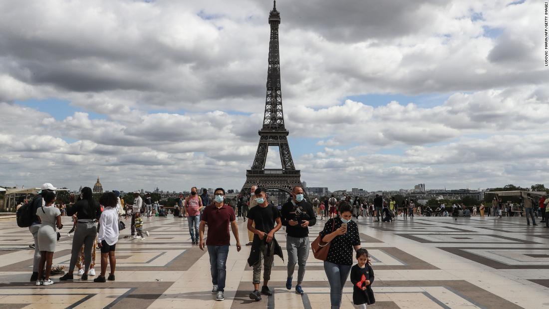 パリのエッフェル塔近くにあるトロカデロの遊歩道を歩く人々＝２０２０年８月２４日/Ludovic Marin/AFP/Getty Images