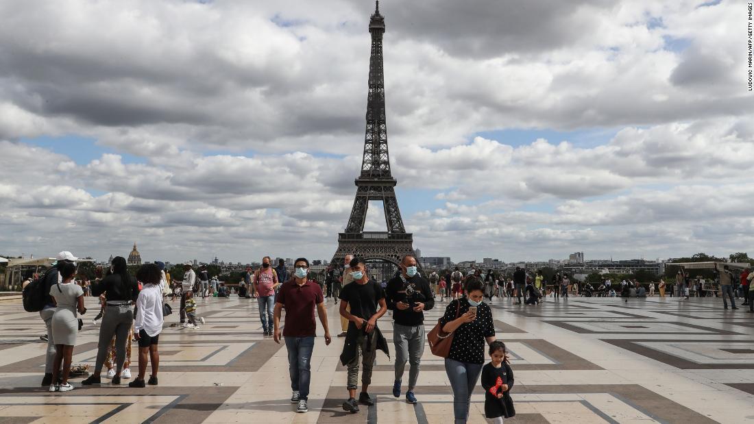 パリのエッフェル塔近くにあるトロカデロの遊歩道を歩く人々=2020年8月24日/Ludovic Marin/AFP/Getty Images