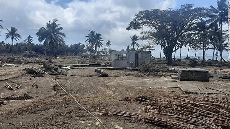 火山灰に覆われたヌクアロファ/Consulate of the Kingdom of Tonga