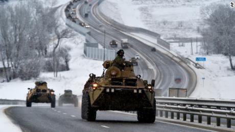 クリミア半島の幹線道路を走行するロシア軍の走行車両の車列/AP