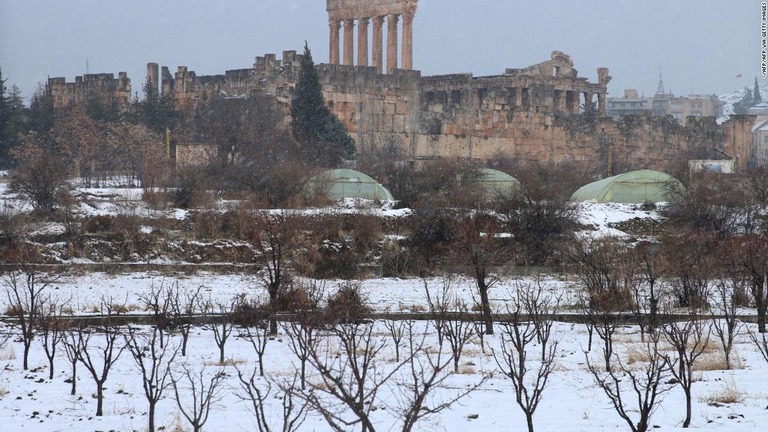雪に覆われた神殿の周辺＝１９日、レバノンのベカー渓谷東部/-/AFP/AFP via Getty Images