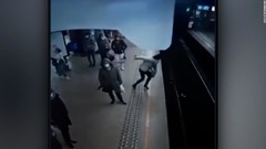 線路上に突き落とされた女性、間一髪で列車が停止　ベルギー