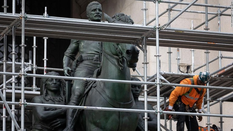 像の撤去を開始した作業員＝２０２１年１２月２日/Yuki Iwamura/AFP/Getty Images