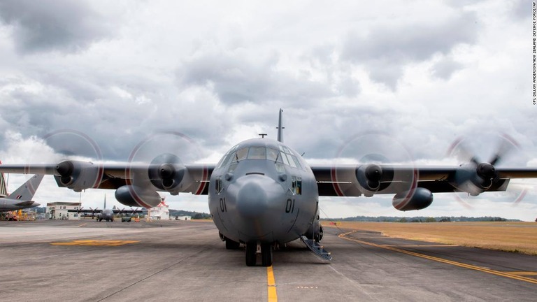 トンガに向けて離陸準備を行う救援機＝２０日、ニュージーランド・オークランドの空軍基地/CPL Dillon Anderson/New Zealand Defence Force/AP