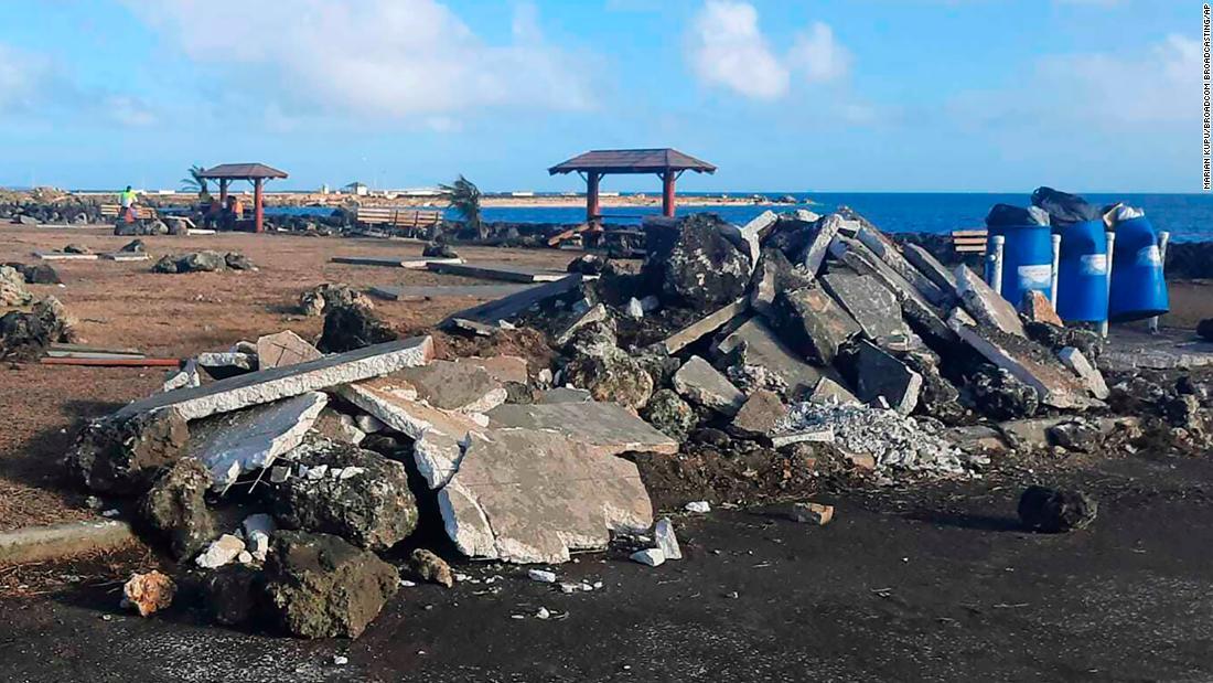 被災した地域=20日、トンガのヌクアロファ/Marian Kupu/Broadcom Broadcasting/AP