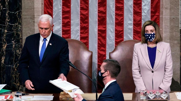 選挙人投票の結果の認証作業を行う当時のペンス副大統領（左）/J. SCOTT APPLEWHITE/AFP/POOL/Getty Images