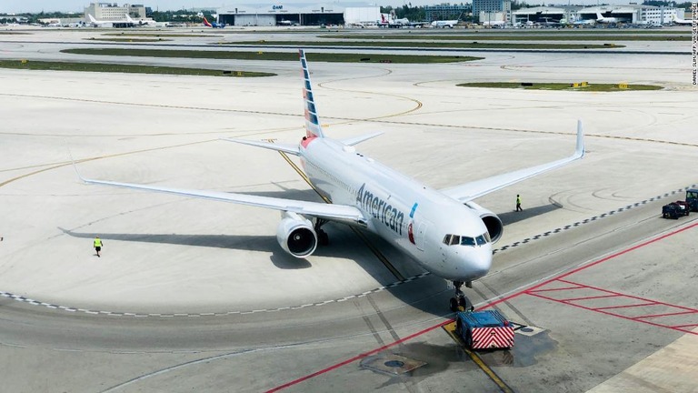 米アメリカン航空の旅客機がマスク着用に関するトラブルで引き返した/Daniel Slim/AFP via Getty Images