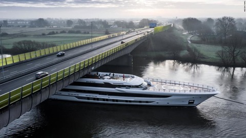 高さぎりぎり、巨大スーパーヨットが橋の下を通過　オランダ