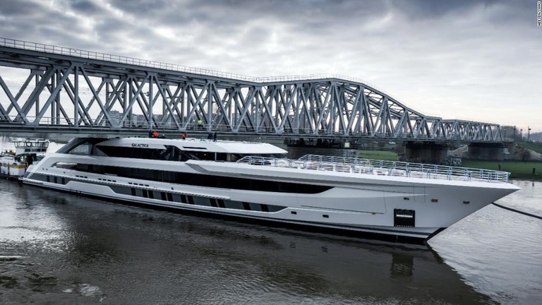 橋のわずか１２センチ下を通過するオランダのスーパーヨット「ギャラクティカ」/Heesen/SWNS