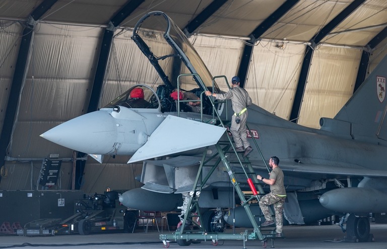 ルーマニアの空港に駐機する英空軍の戦闘機ユーロファイタータイフーン/Christophe Gateau/picture alliance/Getty Images