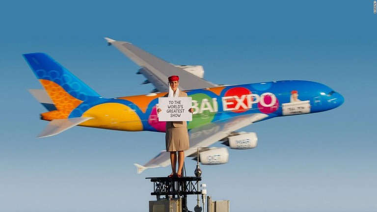 「ブルジュ・ハリファ」のてっぺんに立つ女性の後ろを世界最大の旅客機Ａ３８０が飛行した/Emirates