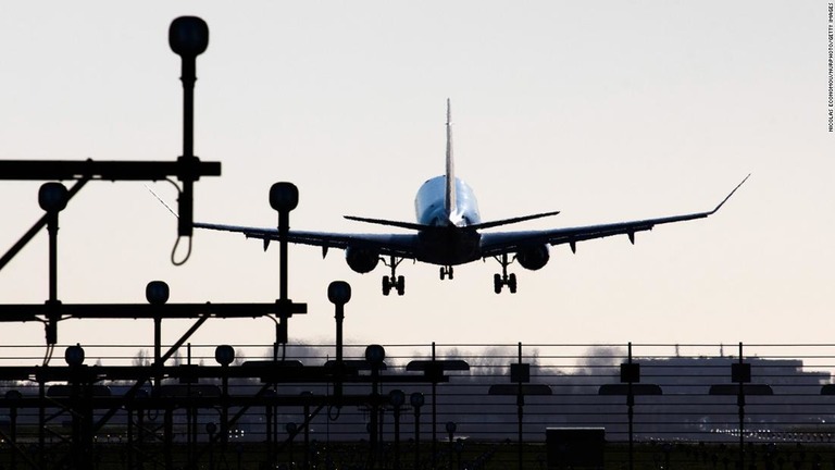 オランダのスキポール空港。南アフリカから到着した貨物機の前輪部分に男性が隠れているのが見つかった/Nicolas Economou/NurPhoto/Getty Images