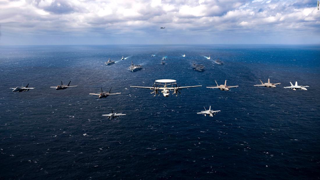 日米の艦艇の上空を飛行する航空機=22日、フィリピン海/US Navy
