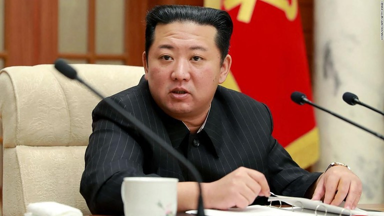 北朝鮮の金正恩総書記。韓国軍によると、北朝鮮は２５日、巡航ミサイル２発を発射した/KCNA/KNS/AFP/Getty Images