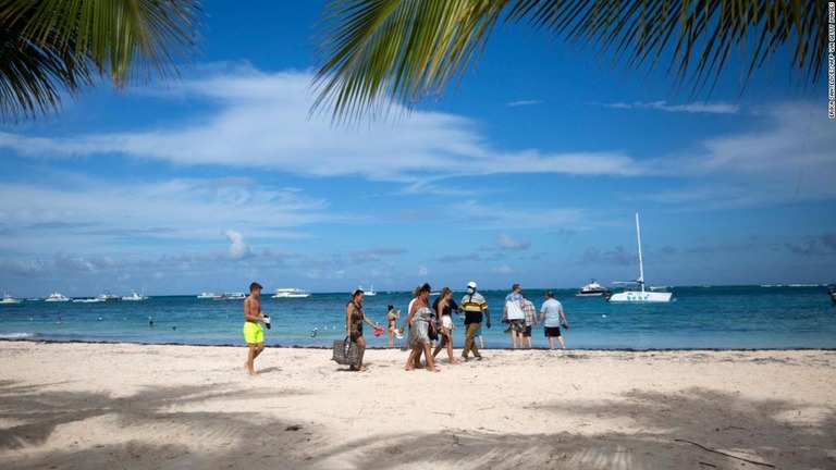 世界各地の新型コロナウイルスの感染状況に基づく渡航警戒レベルのリストが更新され、最大の「レベル４」にカリブ海のドミニカ共和国などが追加された/Erika Santelices/AFP via Getty Images