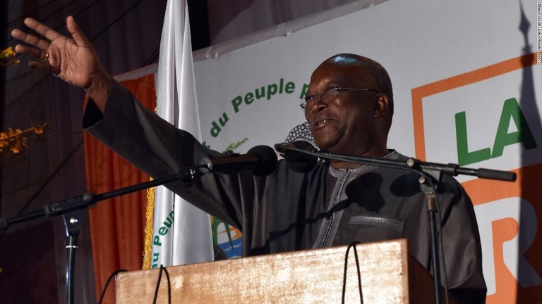 支持者に手を振るカボレ大統領＝１５年１２月１日/ISSOUF SANOGO/AFP/Getty Images