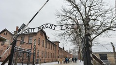 アウシュビッツ収容所跡地でナチス式敬礼、オランダ人旅行客に罰金
