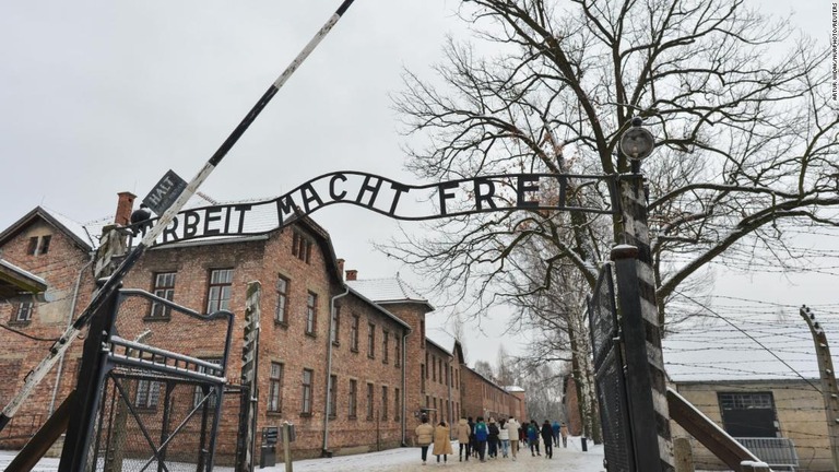 アウシュビッツ強制収容所跡地の門でナチス式敬礼をしたオランダ人旅行者を警察が拘束/Artur Widak/NurPhoto/Reuters