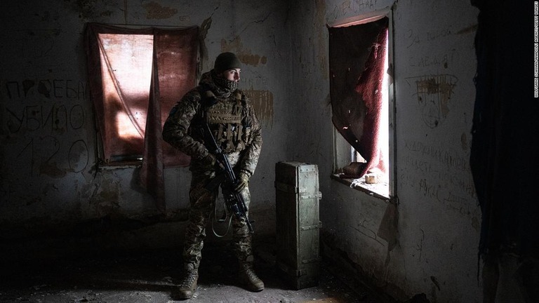 ウクライナ東部の街スビトロダルスクの郊外で軍務に就く同国陸軍第３０旅団の兵士/Wolfgang Schwan/Anadolu Agency/Getty Images