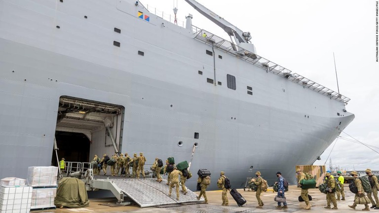 トンガ支援に出発する豪海軍艦アデレードに乗り込む国防軍の兵士たち/Australian Defence Force/Getty Images/FILE