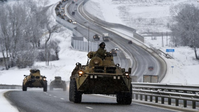 クリミア半島の幹線道路を走行するロシア軍＝１８日/AP