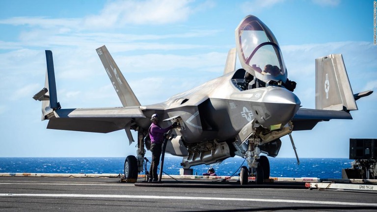 今月１９日、米海軍空母「カール・ビンソン」の甲板上で給油するＦ３５Ｃ戦闘機/Seaman Leon Vonguyen/US Navy