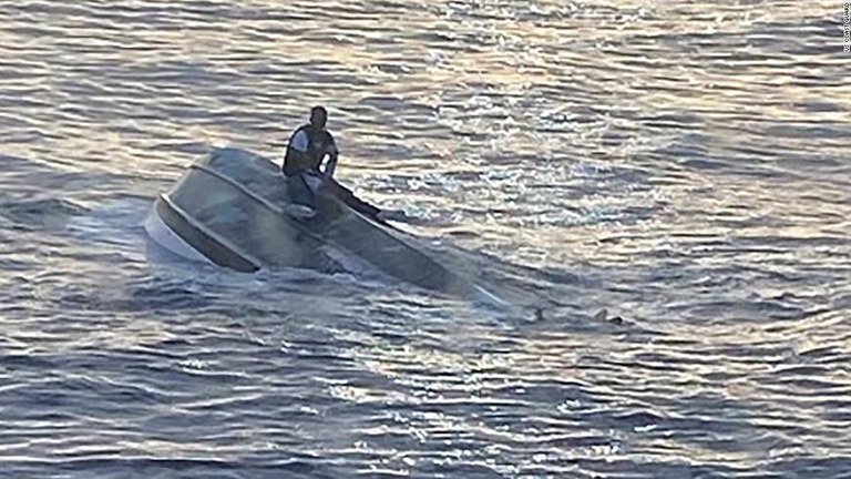 転覆したボートから男性１人が救助された/US Coast Guard