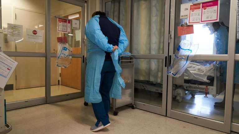 新型コロナのＩＣＵ病棟で医療従事者向け防護具（ＰＰＥ）を着用する医療従事者＝２０２１年１２月２７日、米マサチューセッツ州/Allison Dinner/Bloomberg via Getty Images