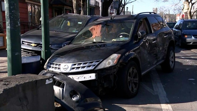 逃走を図った容疑者の車両にしがみついたまま、警官が５街区分ひきずられた/KYW