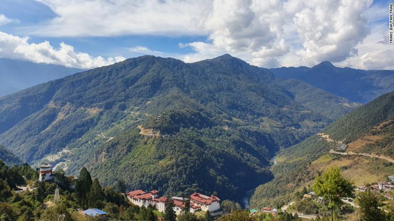 体力に自信のある旅行者なら、約１カ月で全ルートを制覇するのも可能とみられる/Trans Bhutan Trail