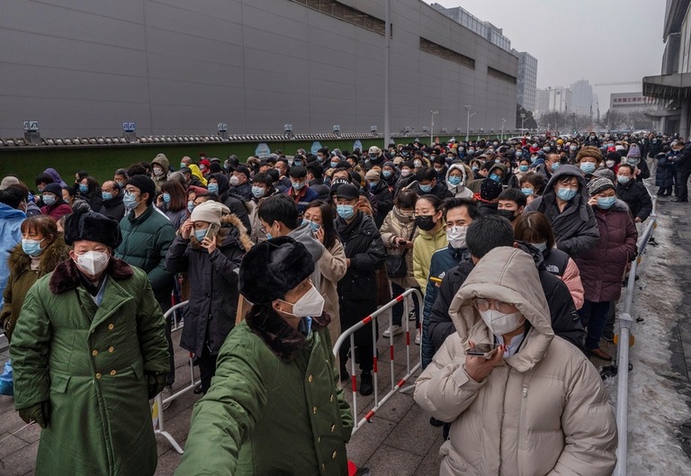 北京の新型コロナ検査会場で列に並ぶ人々/Kevin Frayer/Getty Images