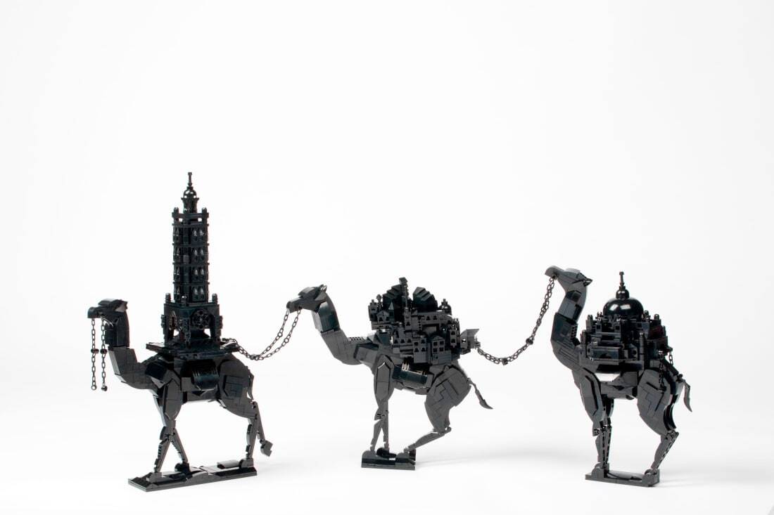 「Ｗｏｒｌｄ　ｏｎ　ａ　Ｃａｍｅｌ‘ｓ　Ｂａｃｋ」。トロントのアガ・カーン博物館に展示されている作品/Sam Engelking