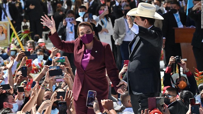 カストロ氏と夫のセラヤ元大統領/LUIS ACOSTA/AFP/AFP via Getty Images