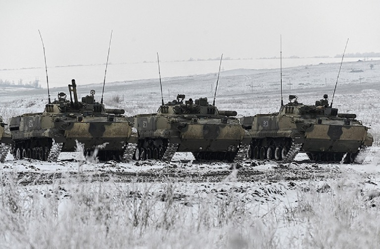 軍事演習を行うロシア軍の戦闘車両＝２７日、ロシアのロストフ地域/Sergey Pivovarov/Reuters
