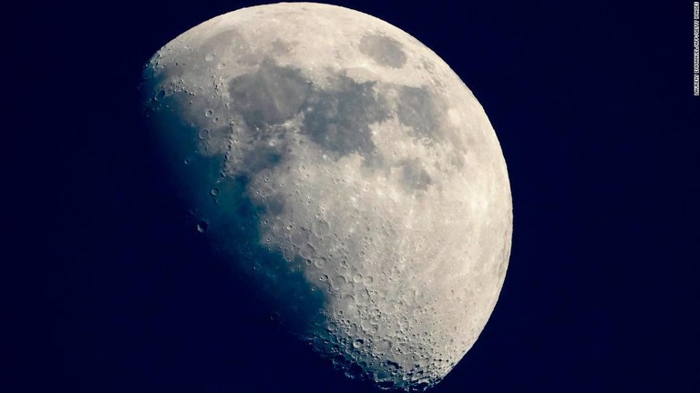 使用済みのロケットブースターが３月４日、月の裏側の表面に衝突する見通しだという/Laurent Emmanuel/AFP/Getty Images