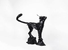 「Ｋａｄｅｅｓａ　（Ｇｒｉｆｆｙｘ　Ｃｕｂ）」。このネコの作品を作るにあたり、ライオンとワシの両方の特徴を持つ神話の生き物「グリフィン」から着想を得たという