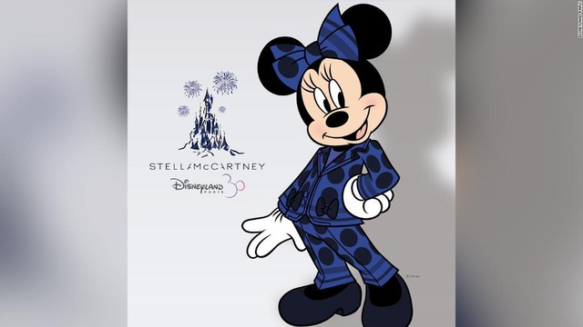 英ファッションデザイナーのステラ・マッカートニー氏が手がけたミニーマウスのパンツスーツ