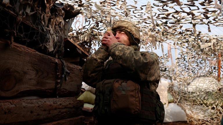 ウクライナ東部ドネツク州で親ロシア派の反政府勢力と対峙するウクライナ軍の兵士/Andriy Dubchak/AP