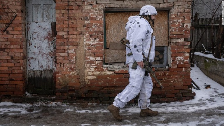 パトロールを行うウクライナ兵＝２９日/Anadolu Agency/Getty Images